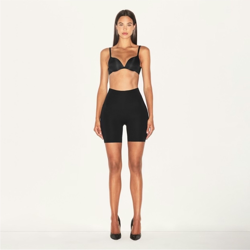 SKIMS Booty Hip Enhancing Shaping Mid Thigh Short, Size XS NWT - Picture 1 of 10